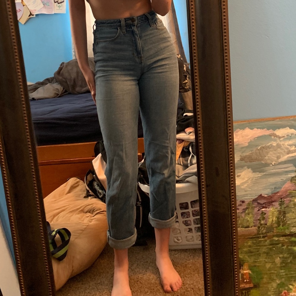 Hollister Ultra High-Rise Mom Jean size 1R